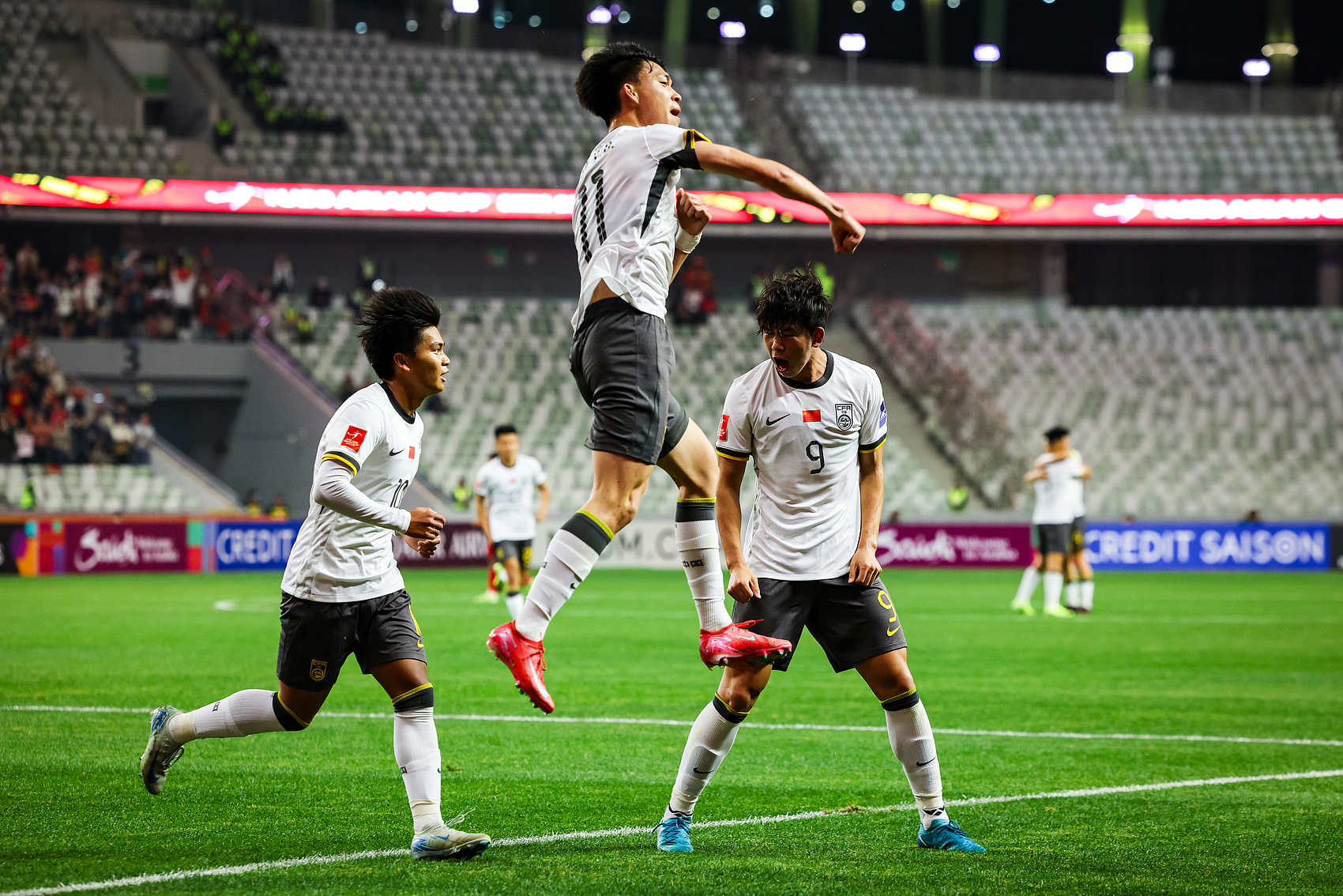  全面壓制！國青半場控球率高達7成，射門比9-3，造對方3張黃牌