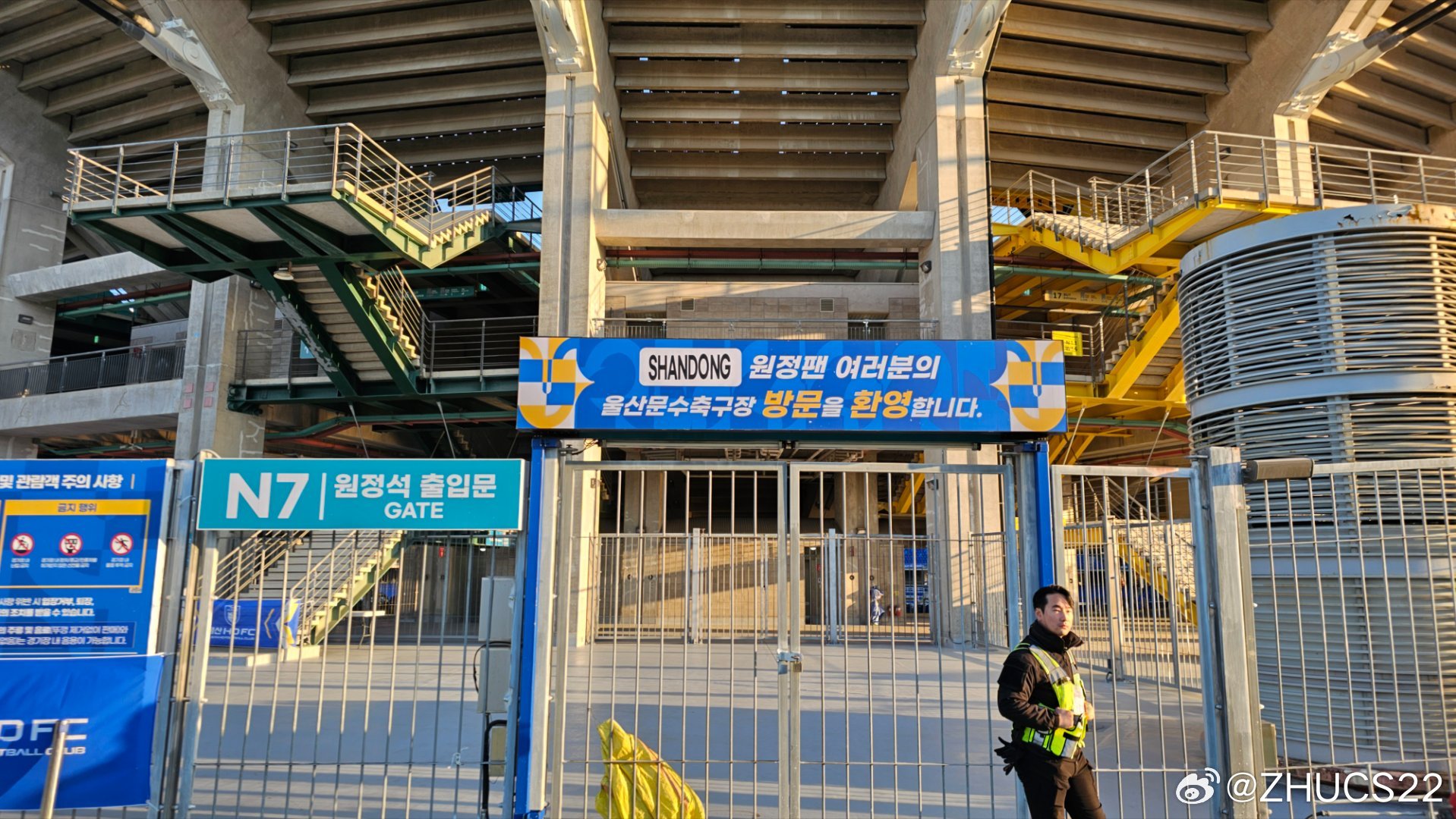 博主：蔚山現(xiàn)場工作人員、轉(zhuǎn)播車、安保在準備撤場，場外一片安靜