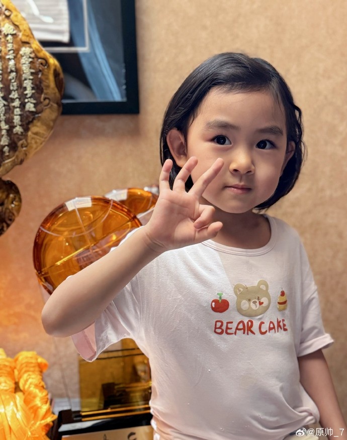  三分大賽三冠王！原帥曬三冠獎杯：完成了女兒給安排的任務(wù)！