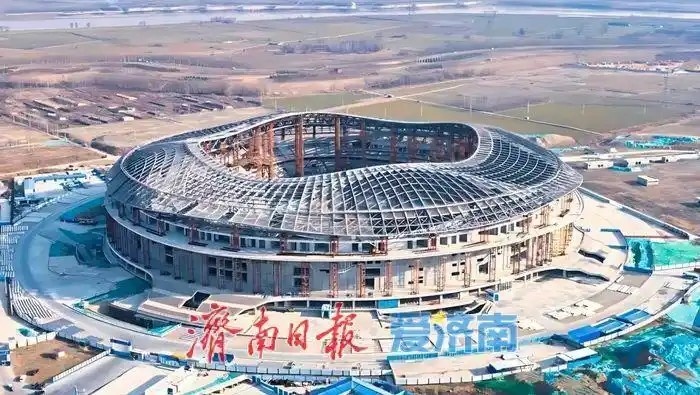  魯媒：戴上1.6萬(wàn)噸“鋼鐵巨冠”，黃河體育中心球場(chǎng)完成屋蓋施工