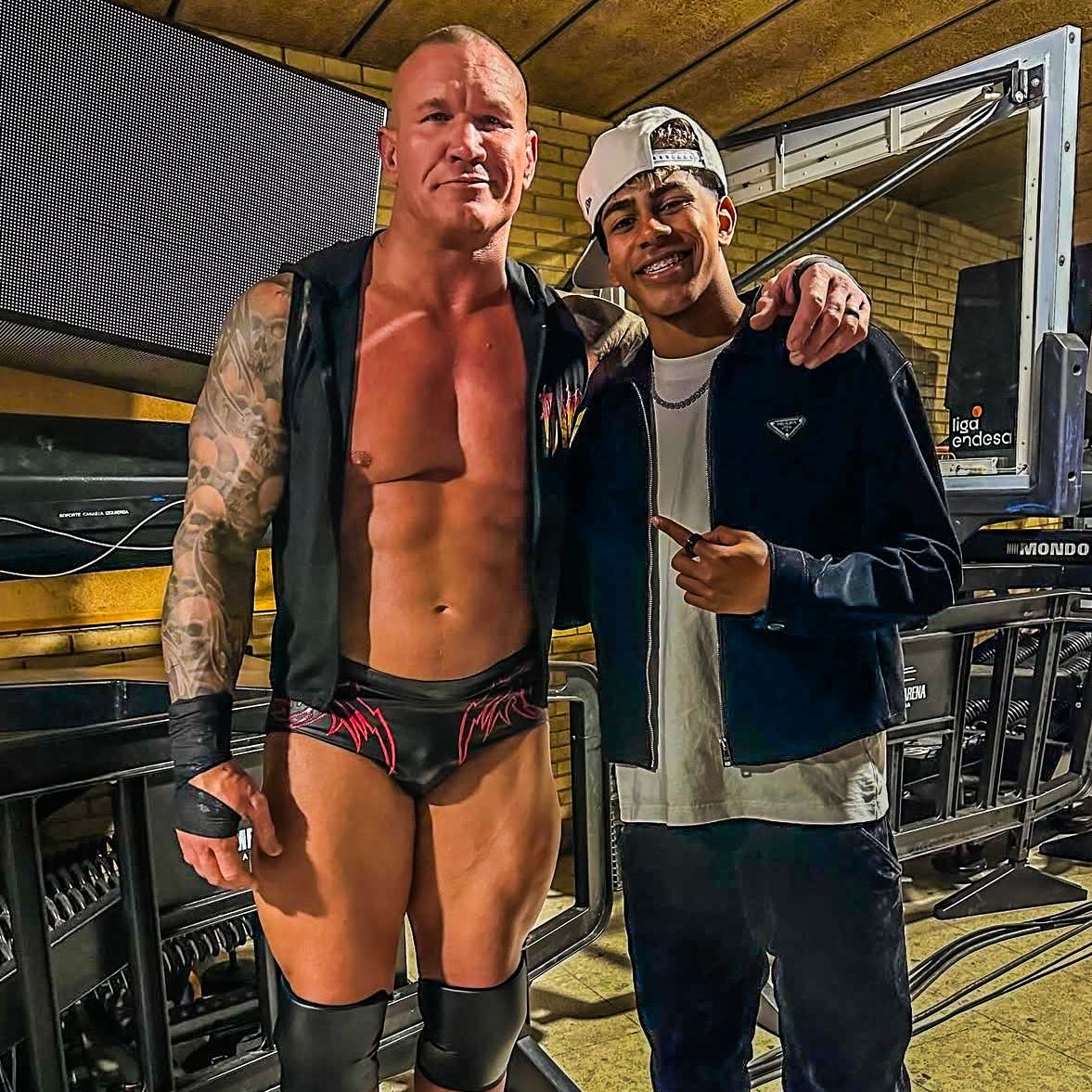  小心RKO！亞馬爾現(xiàn)場觀戰(zhàn)WWE，和奧爾頓、Triple H等合影