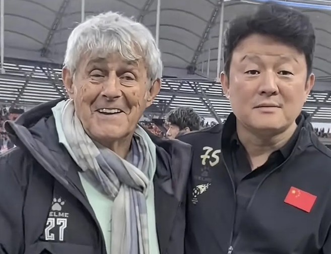  有點(diǎn)像？米盧差點(diǎn)將青島籍演員張磊誤認(rèn)為是孫繼海