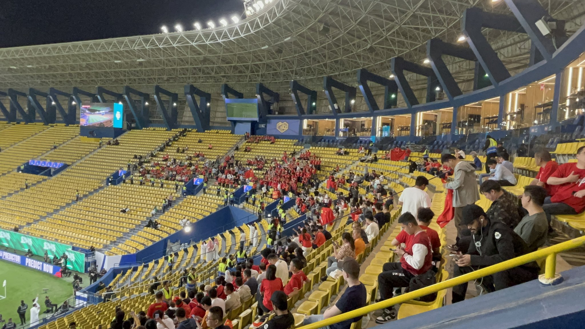  球票已售罄！中國球迷已經(jīng)入場，坐在球場上層沙特球迷區(qū)上方
