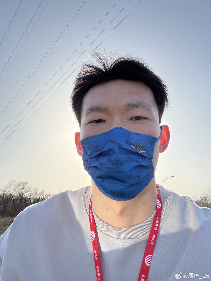  悠閑！周琦騎京牌電動(dòng)車(chē)出行：太陽(yáng)出來(lái)了 開(kāi)京牌兜兜風(fēng)！