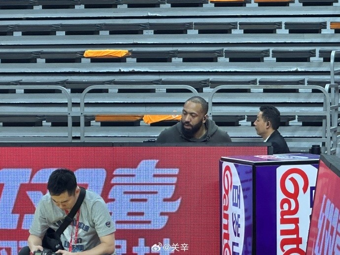  今晚不打？廣東主場迎戰(zhàn)廣廈 吉倫沃特一身便裝現身球館