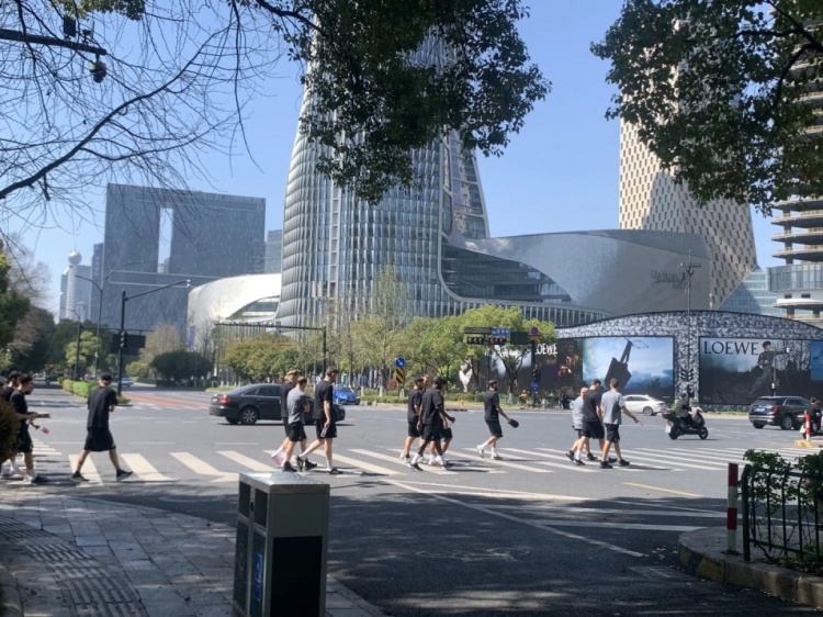  心態(tài)放松，有網友拍到澳大利亞隊早上在萬象城citywalk