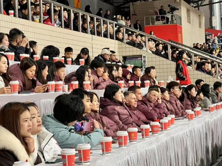  北青體育：中國女足現(xiàn)身中甲賽場，觀看重慶銅梁龍vs遼寧鐵人