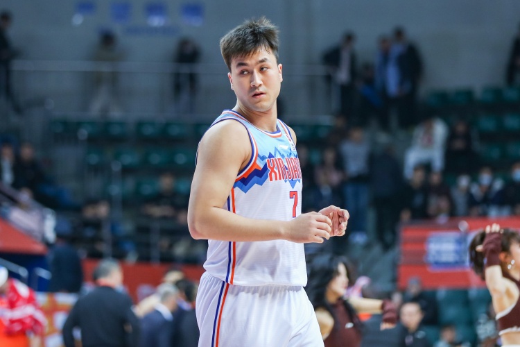 防到5犯被提前罰下！艾孜麥提全場9中3 貢獻(xiàn)9分1板1斷