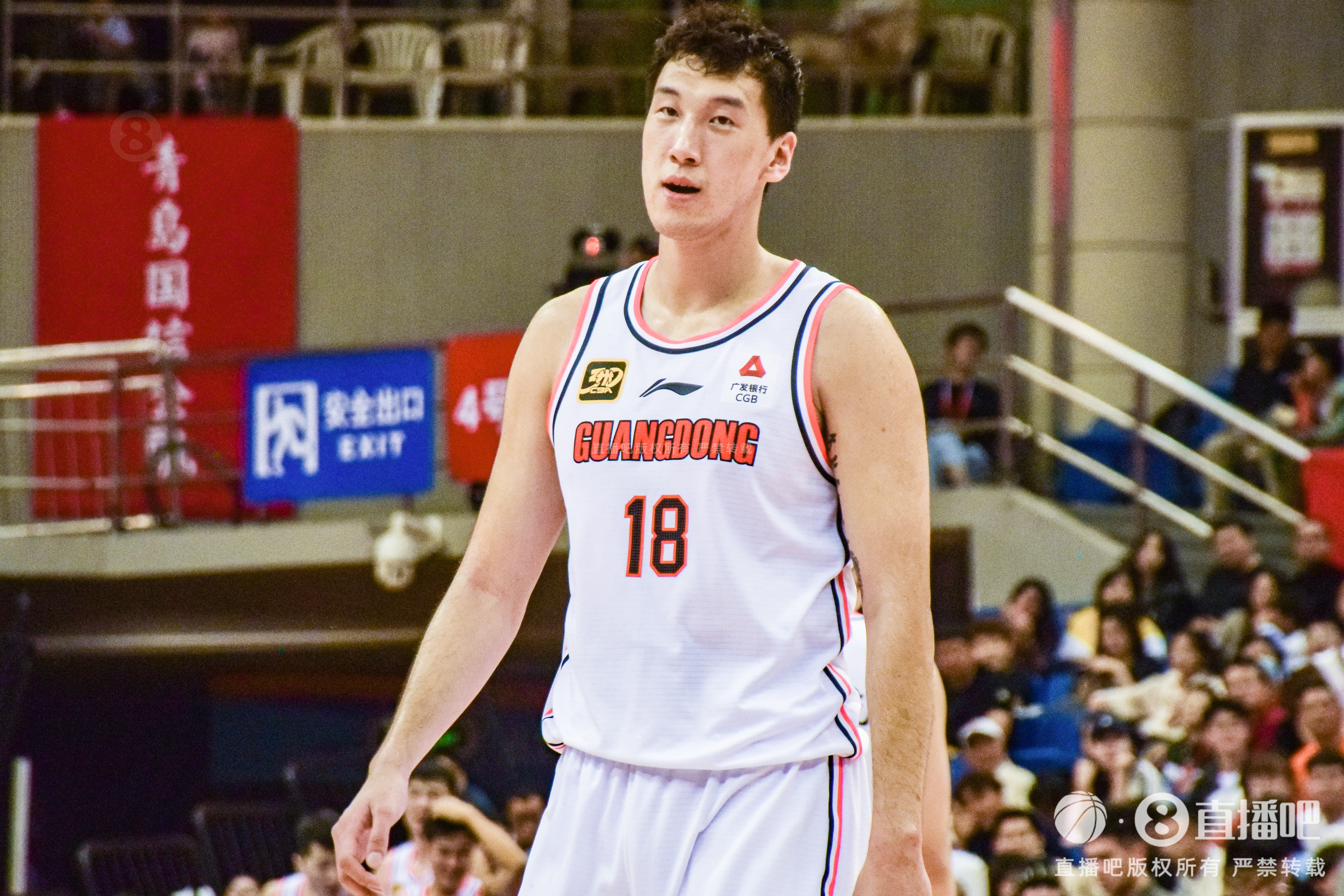  神射手！杜潤旺上半場三分5中4得到12分1板1助1斷