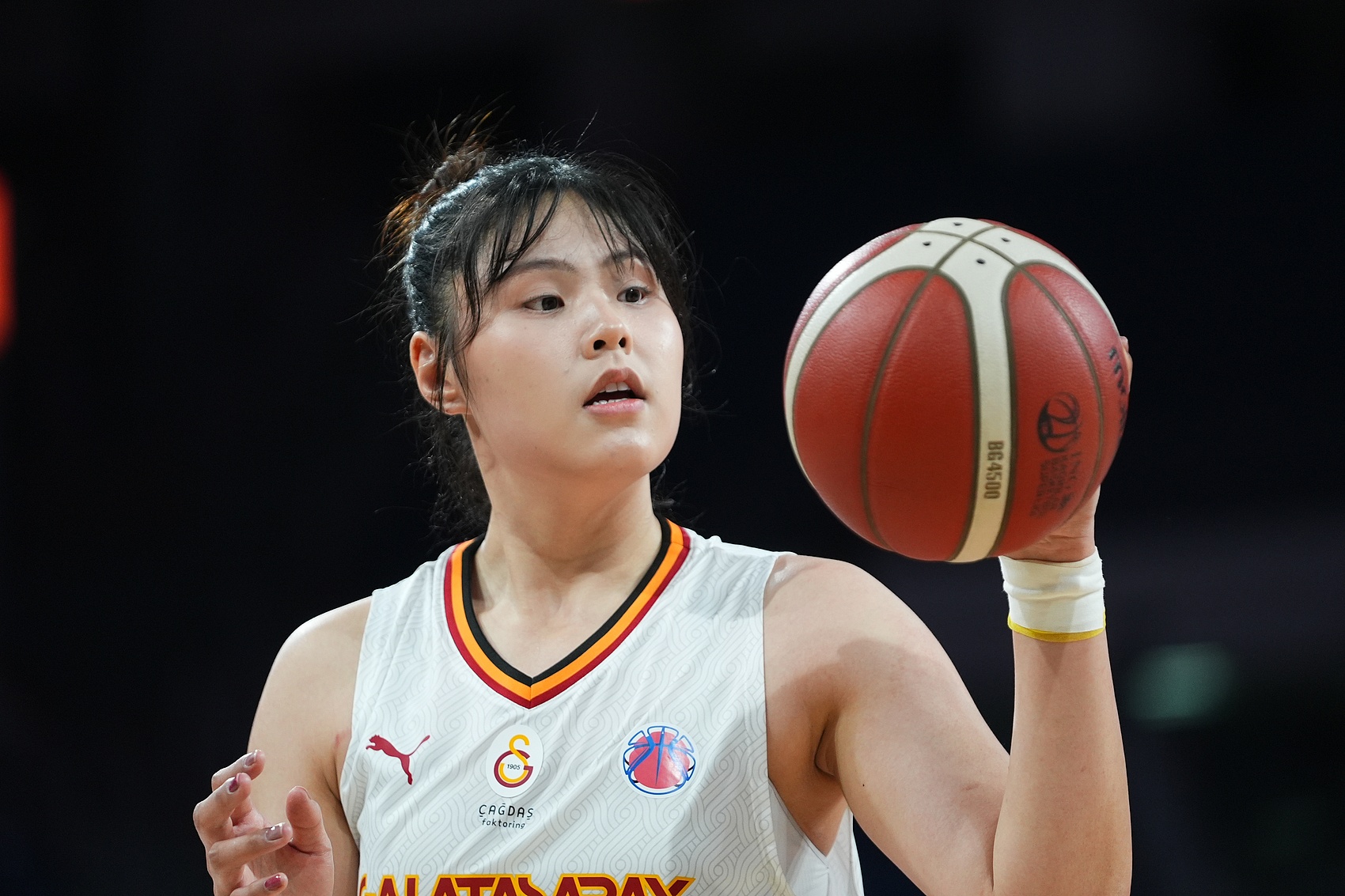  穩(wěn)定高效！李月汝9中6得到18分10板1助2斷1帽 罰球6中6