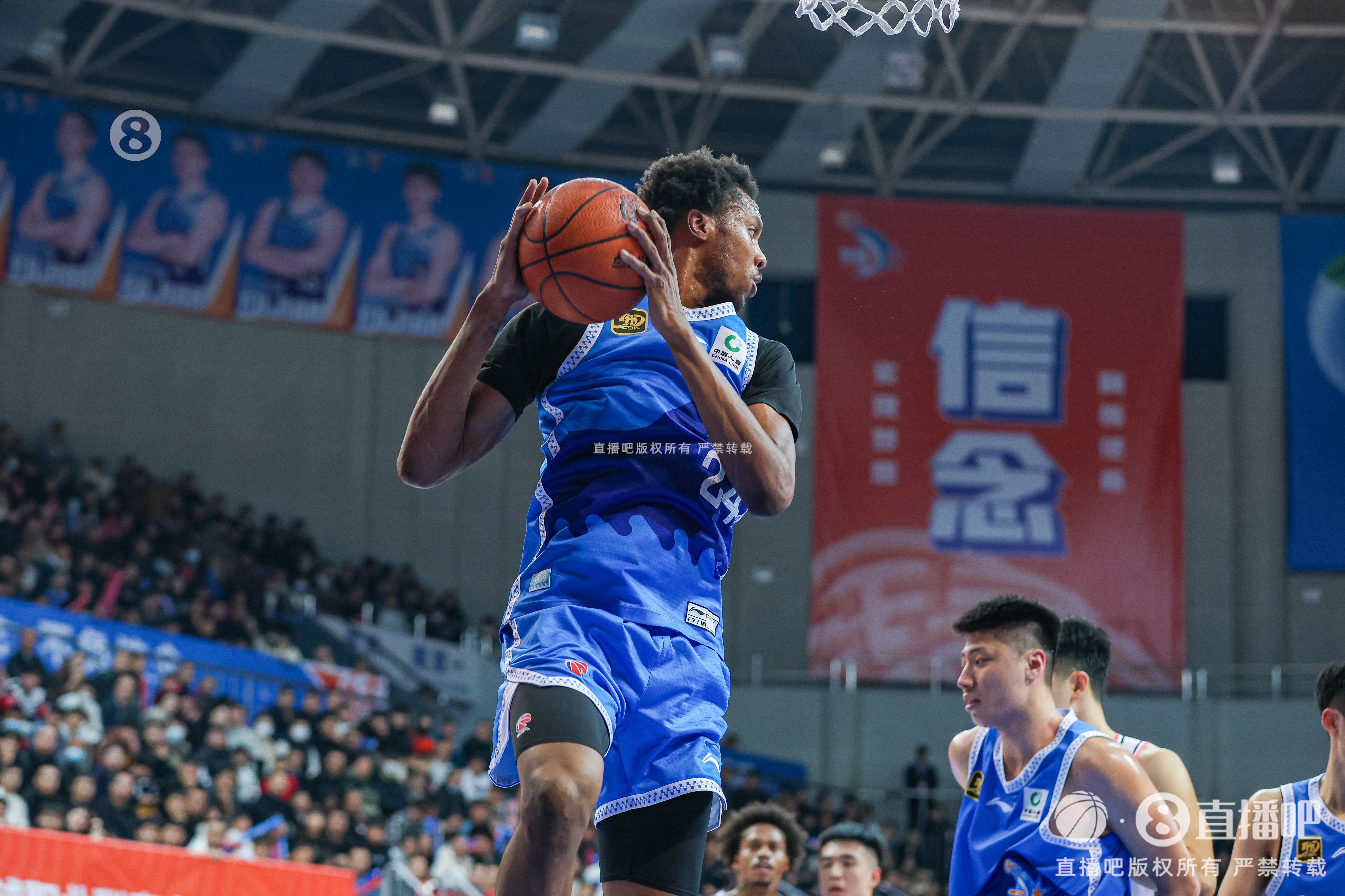  今天效率是真高！路易斯-金20中15&三分7中5怒砍41分8板4斷