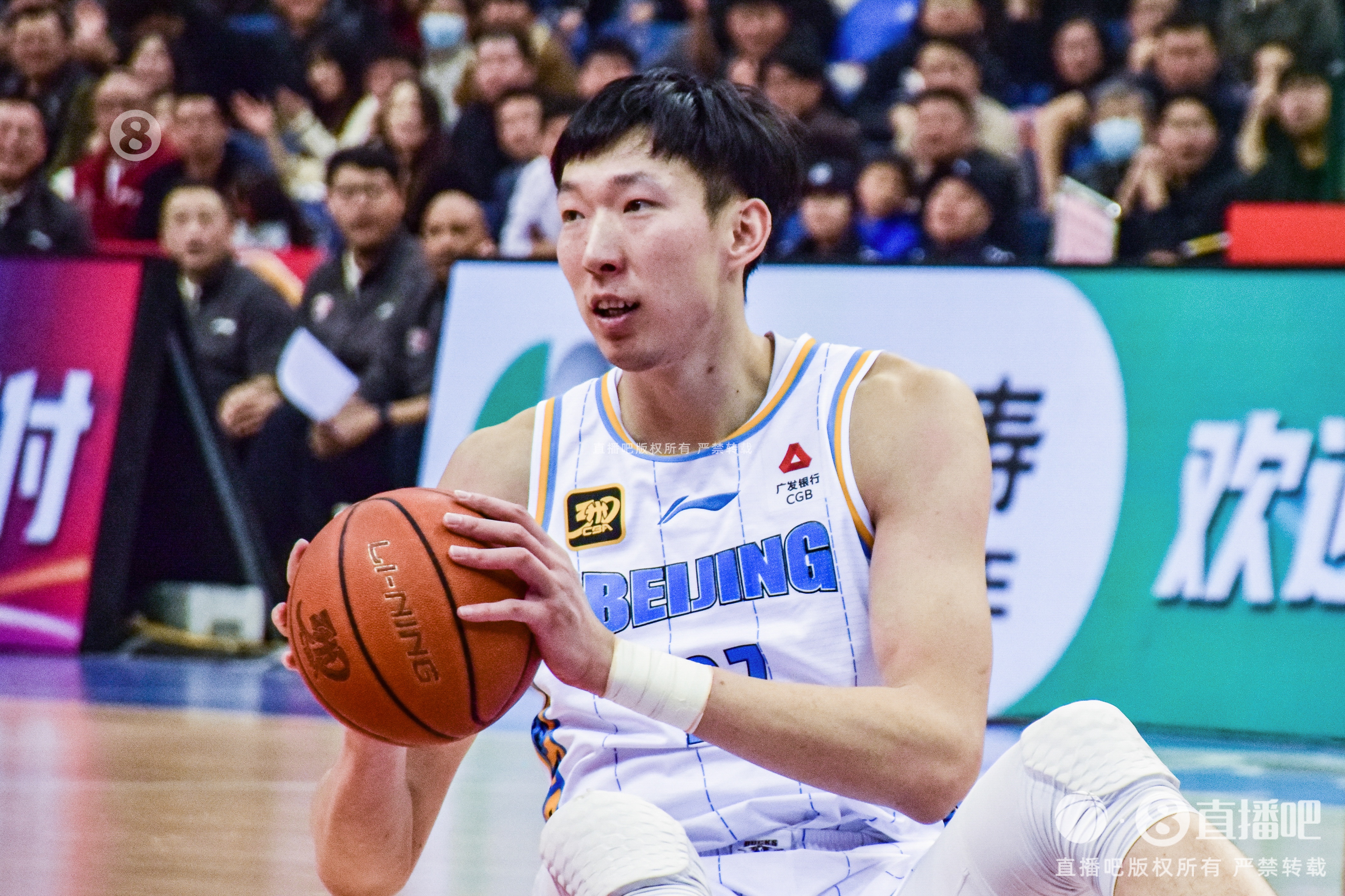  定海神針！周琦內(nèi)線攻防在線 半場6中5貢獻(xiàn)12分6籃板2蓋帽